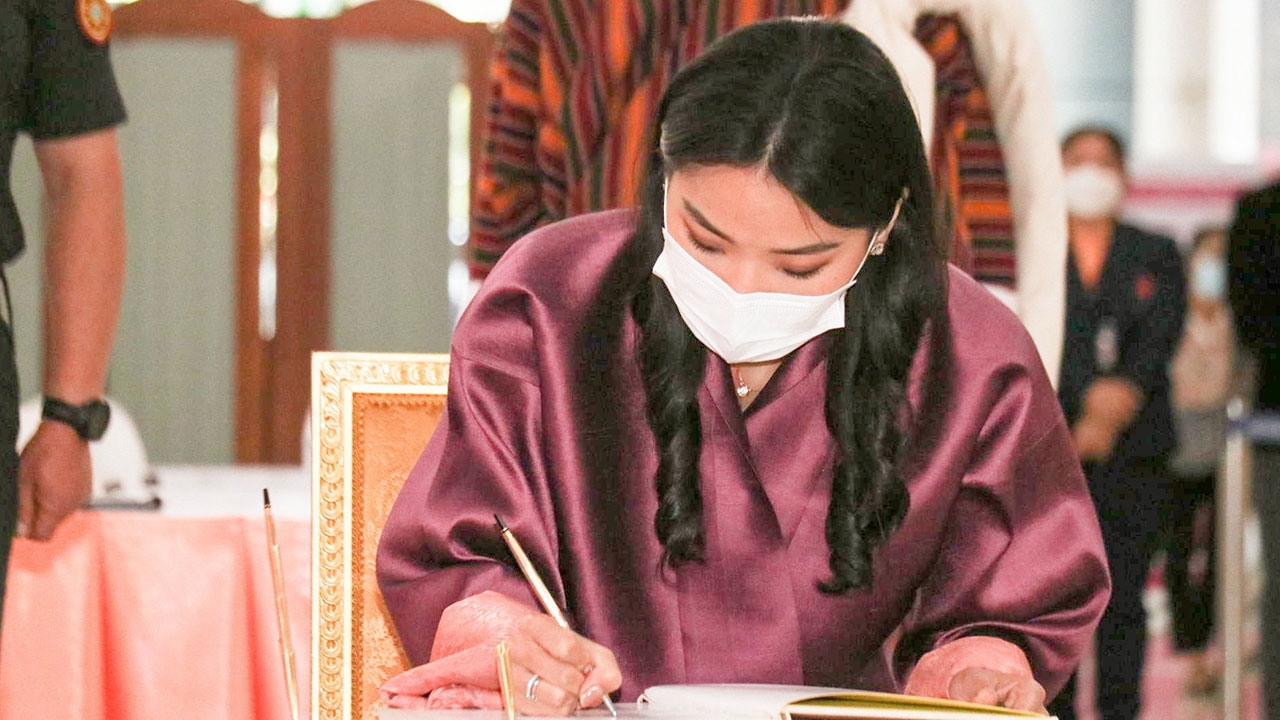 ราชินีภูฏาน เสด็จถวายพระพร "พระองค์ภา" จัดร่วม 3 ศาสนา ให้วัดสวดข้ามปี