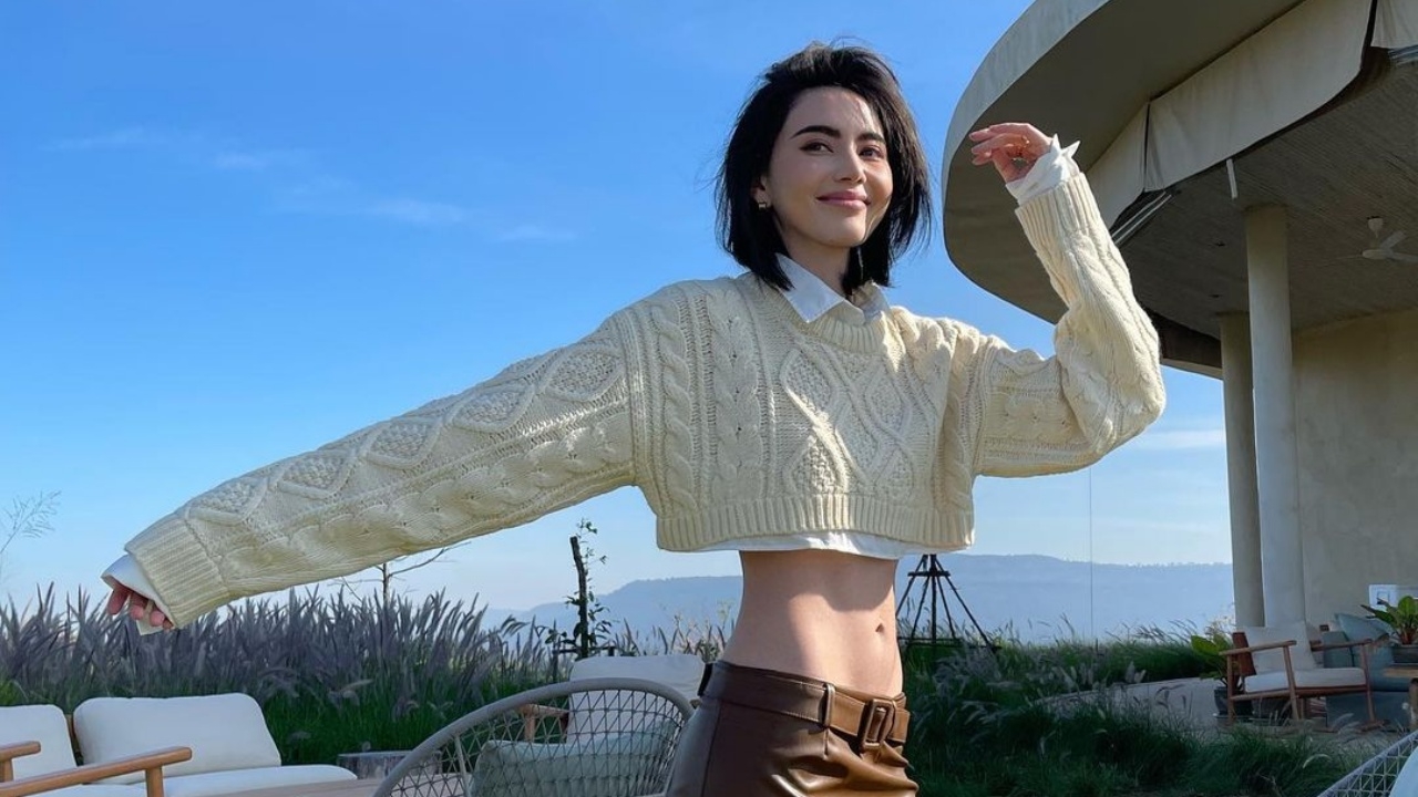 ใหม่ ดาวิกา อวดเอวบางเฉียบรับลมหนาว เจอคนทักสวยเหมือน AI