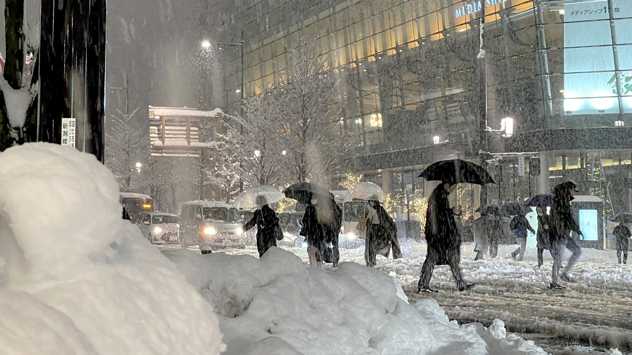 ญี่ปุ่นเผชิญหิมะตกหนัก ไฟฟ้าดับ กระทบการสัญจร