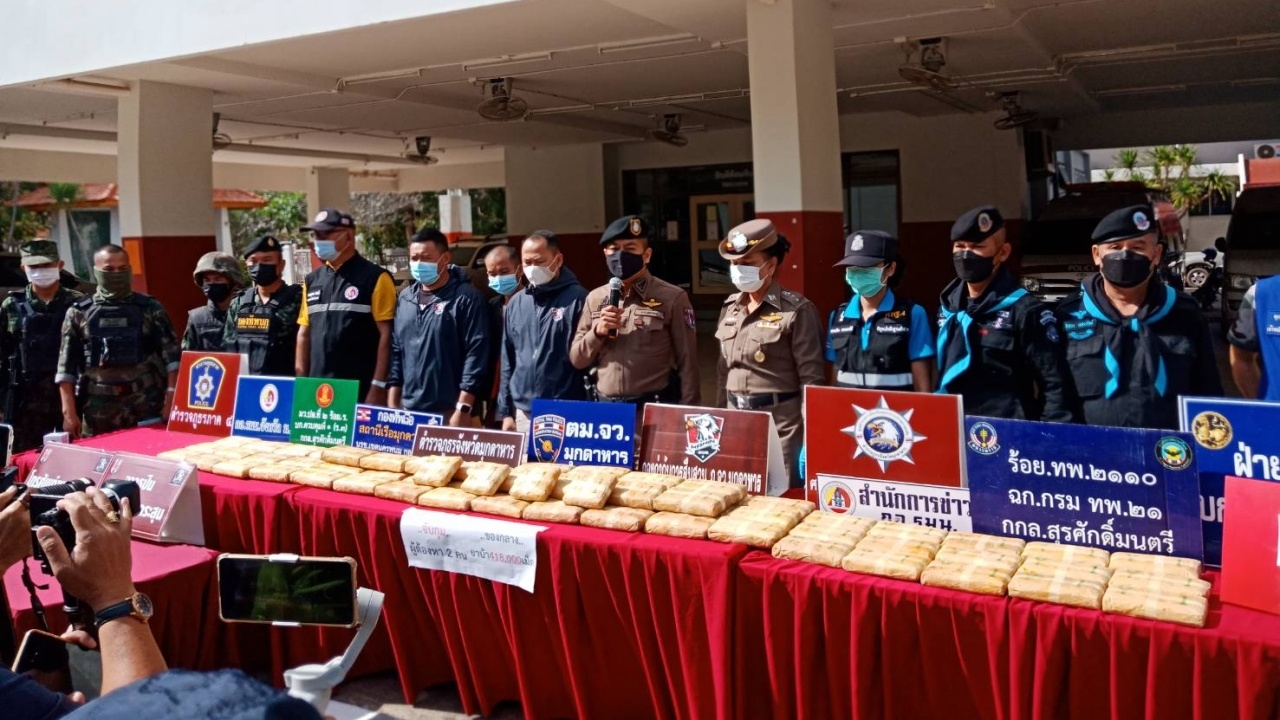 สืบมุกดาหาร ซิ่งรถล่า 2 พ่อค้ายา จับกลางสี่แยก พบยาบ้ากว่า 4.2 แสนเม็ด