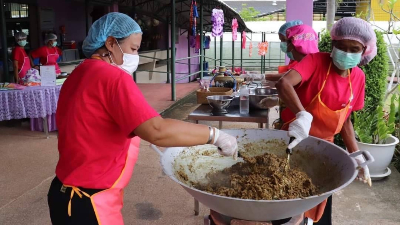 ศูนย์พัฒนาอาชีพฯ เมืองคอน โชว์ของดี "ไตปลาแห้งเตาถ่าน" ฝีมือคนพิการ