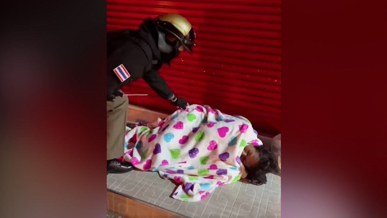 เปิดใจตำรวจหนุ่มมอบผ้าห่มของแม่ ให้หญิงเร่ร่อนใช้คลายหนาว