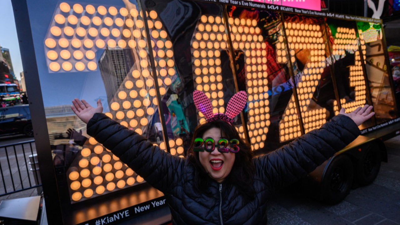 ป้ายไฟยักษ์  "2023" ขนส่งถึงไทม์สแควร์ เตรียมติดตั้งฉลองเคาต์ดาวน์ปีใหม่