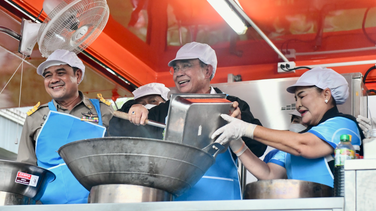 “ประยุทธ์” ทำผัดกะเพราแจกน้ำท่วมใต้ เตือน เคี้ยวให้ระวังหน่อย ใส่หัวใจลงไป