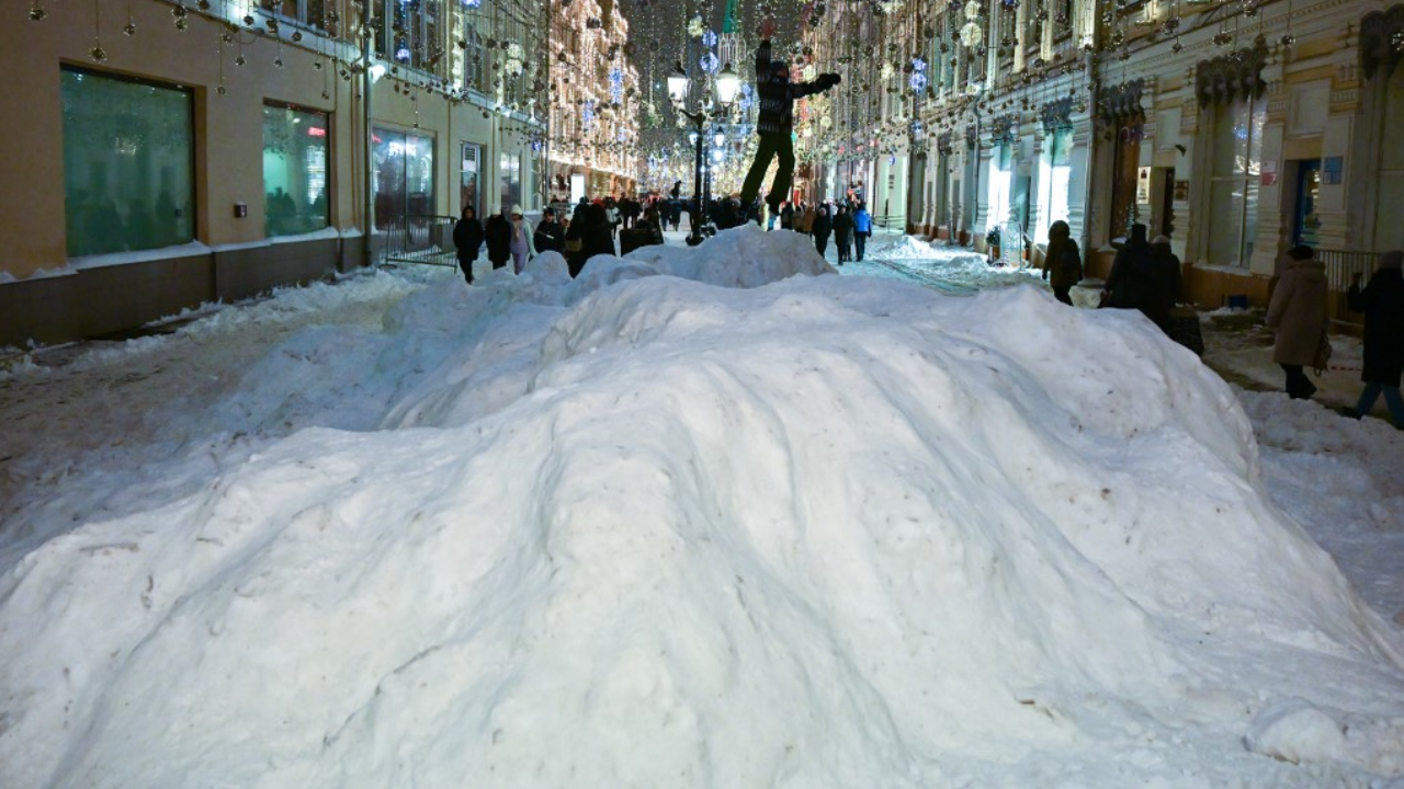 อ่วม มอสโกหิมะตกหนักสุดในรอบ 33 ปี กระทบเที่ยวบินและการเดินทาง