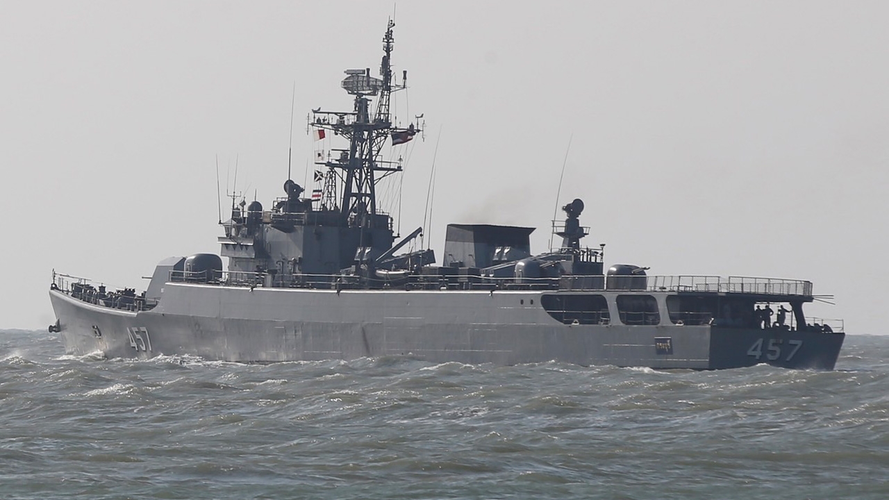 ร.ล.กระบุรี ออกทะเลปฏิบัติการค้นหากำลังพล 30 ชีวิต ท่ามกลางคลื่นลมแรง