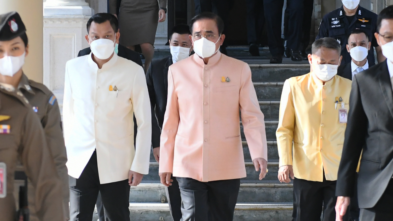 นายกฯ ขอคนไทยสวดมนต์ข้ามปี บ้านเมืองสงบ ทำ ส.ค.ส.”ลุงตู่” รับปีใหม่ 2566