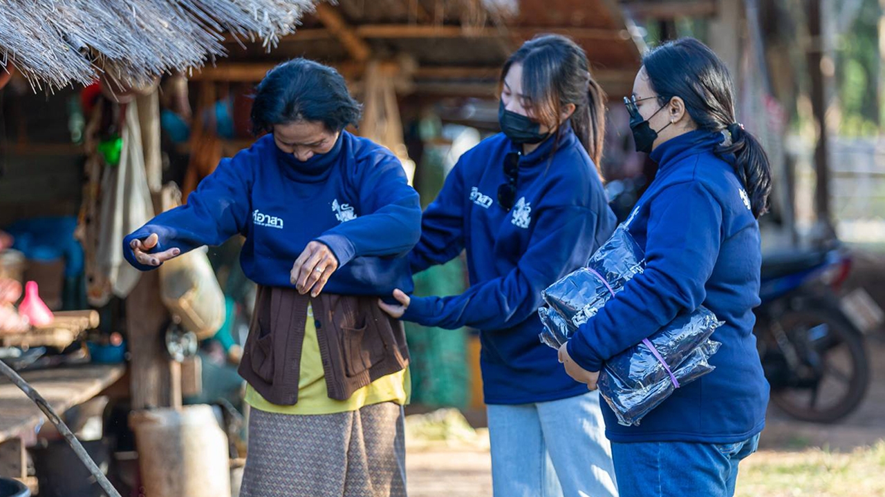 สิงห์อาสา ลงพื้นที่มอบเสื้อกันหนาว หลังอุณหภูมิทั่วไทยลดฮวบ