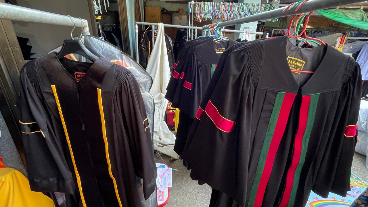 ร้านแจงไม่เกี่ยวข้อง บัณฑิตโดนเท ไม่มีครุยใส่ ทั้งที่สั่งตัดล่วงหน้า 3 เดือน 