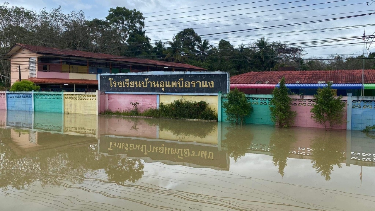"ปัตตานี-ยะลา" น้ำท่วมหนัก หลายหมู่บ้านถูกตัดขาด ร.ร.ต้องหยุดการสอน