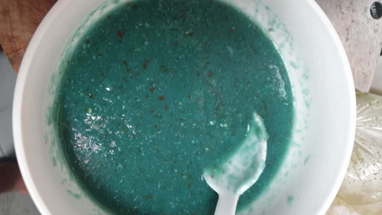 อ.เจษฎา ไขปม "น้ำจิ้มเปลี่ยนสี" กลายเป็นฟ้าอมเขียว กินได้ ไม่อันตราย