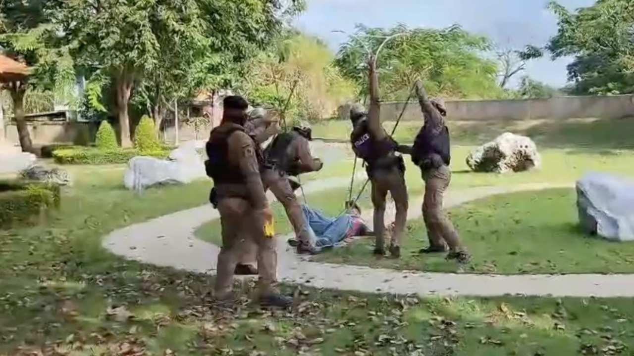 ตร.เมืองอุทัยฯ ซ้อมรับมือคนคลั่ง หลังน้ำลดคนเครียด ยอดคนป่วยทางจิตพุ่ง