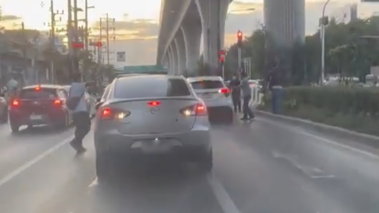 สืบ 7 ยิงสกัดแก๊งค้ายาฝั่งธน ระทึกหน้าห้างเดอะมอลล์บางแค หลบหนีไปได้