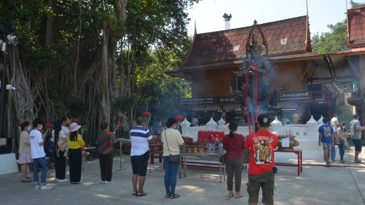 คอหวยแห่ขอพร "พญาต่อยักษ์" แถมได้ "เลขเด็ดงวดนี้" จากท้าวเวสสุวรรณ ลุ้นโชค