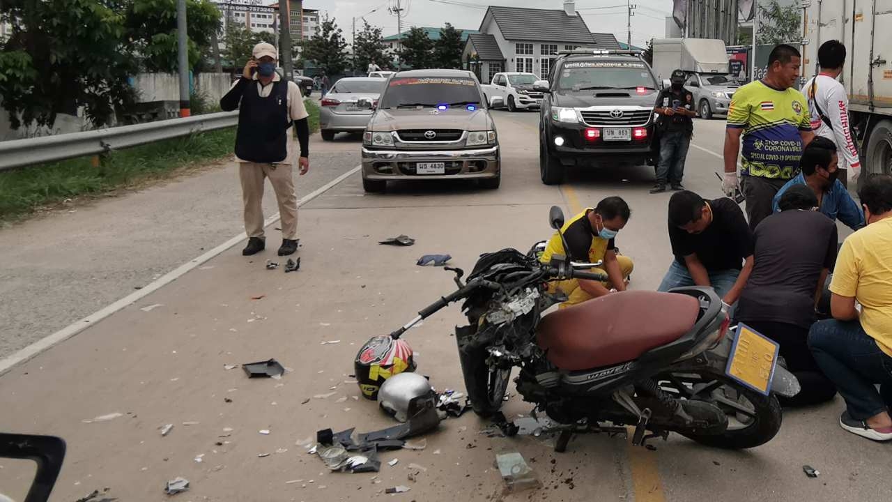 หนุ่ม จยย.วินหลุดโค้งชนรถตู้ กู้ภัยปลวกแดงช่วยปั๊มหัวใจยื้อชีวิตแต่ไม่รอด