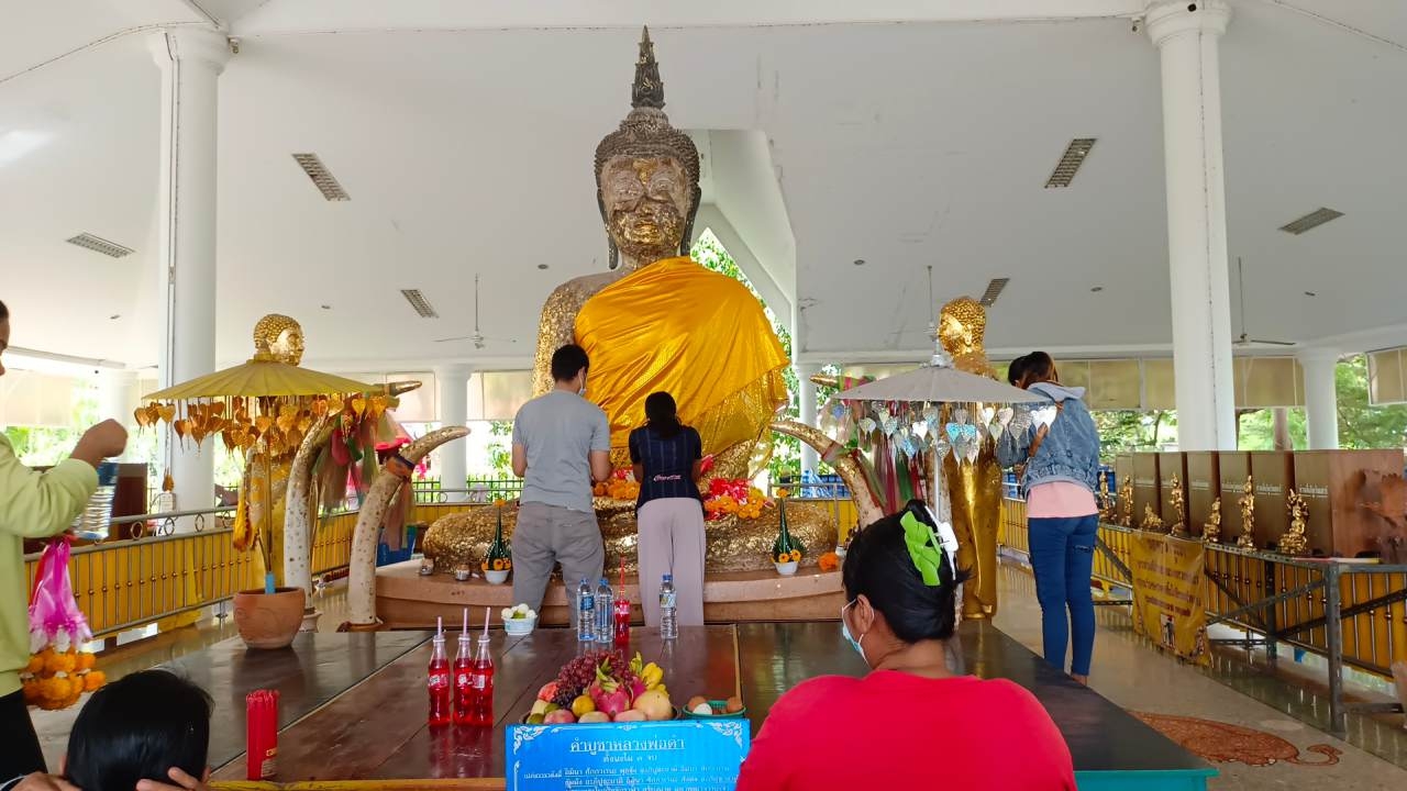 ชาวบ้านมารำแก้บน "หลวงพ่อดำ" แถมได้ "เลขเด็ดงวดนี้" ลุ้นโชค 1/11/65