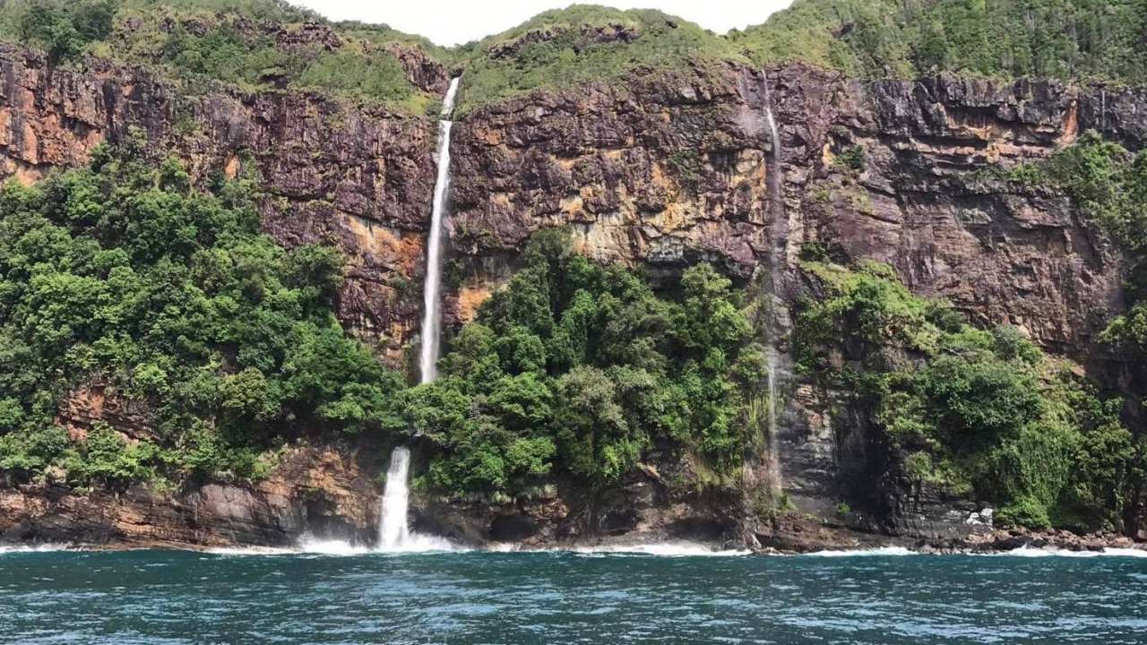 น้ำตกกลางทะเลเกาะรอก ธารน้ำจืดใหญ่หนึ่งเดียวในกระบี่ ไหลจากผาสูง 130 ม.