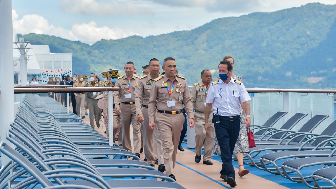 ผบ.ทร. ต้อนรับเรือสำราญสหรัฐฯ นำ นทท. กว่า 5 พันคน เที่ยวเกาะภูเก็ต