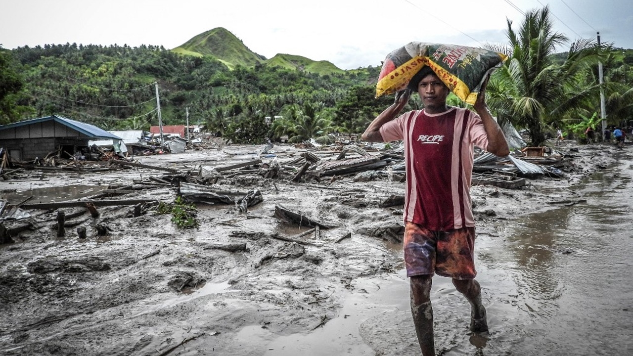 ปธน.ฟิลิปปินส์สั่งกระจายความช่วยเหลือ หลังพายุ ‘นัลแก’ ถล่มดับ 45 ศพ