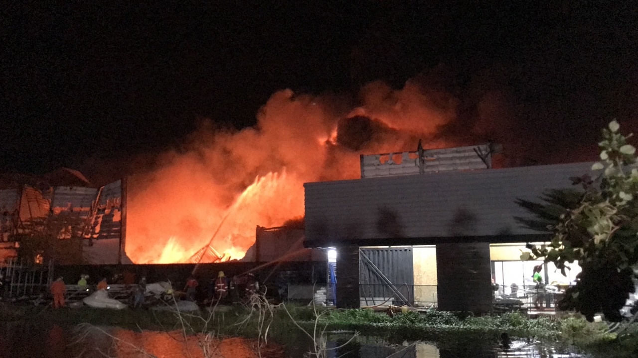 ไฟไหม้โรงงานเฟอร์นิเจอร์วอดทั้งโกดัง ย่านบางขุนเทียน เคราะห์ดีไร้เจ็บตาย