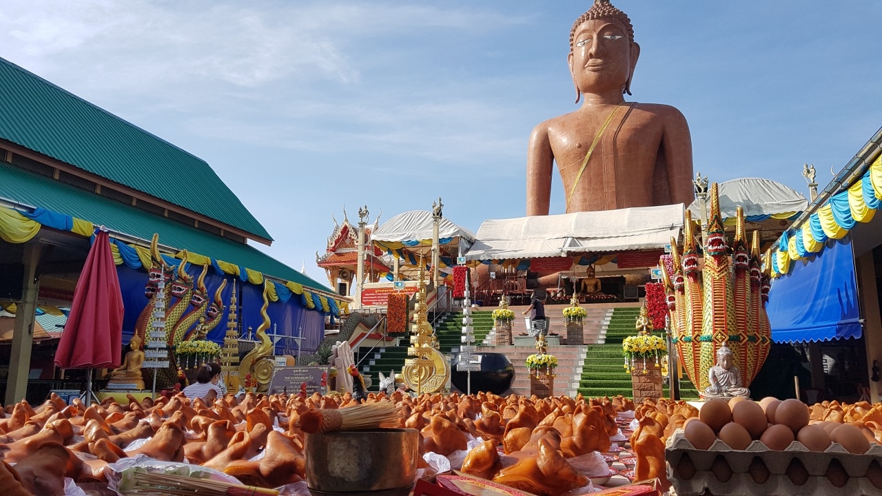 ขนหัวหมู 199 หัว มาแก้บน "หลวงพ่อสมหวัง" คอหวยแอบส่อง "เลขเด็ด" ปลายประทัด