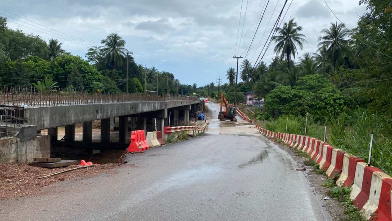 ฝนหนักน้ำอ่างช้างแรกล้น พัดทางเบี่ยงเข้า อ.บางสะพานน้อย ขาดชั่วคราว