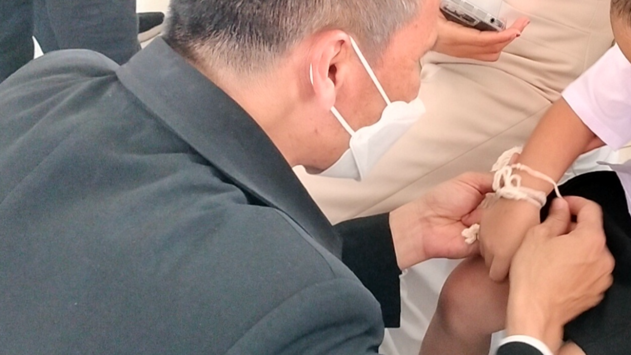 รมว.มาเอง งาน "เพื่อชีวิตใหม่อุทัยสวรรค์" ผูกข้อมือรับขวัญน้องสุมาอี้  