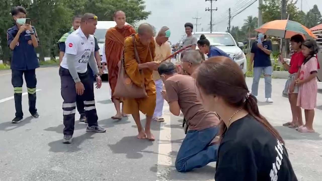 หลวงตาบุญชื่นเดินธุดงค์ผ่านถึงเมืองคอนแล้ว สาธุชนรอนมัสการตลอดทาง