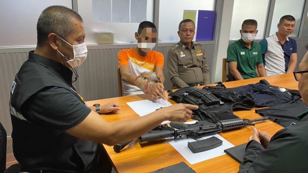 สอบเครียด "จ่าเบิร์ด" ยิงคนในผับเมืองตรังตาย 1 เจ็บ 2 มอบตัวพร้อมปืนเอ็ม 4