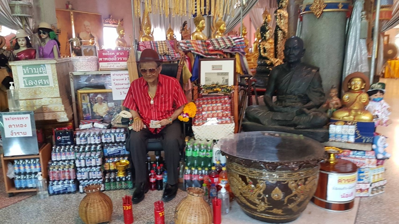 "ตาทองงิ้วราย" ให้โชค คนดวงดีแห่ถวายกฐิน ไม่พลาดขอ "เลขเด็ดงวดนี้" ลุ้นรวยอีกครั้ง