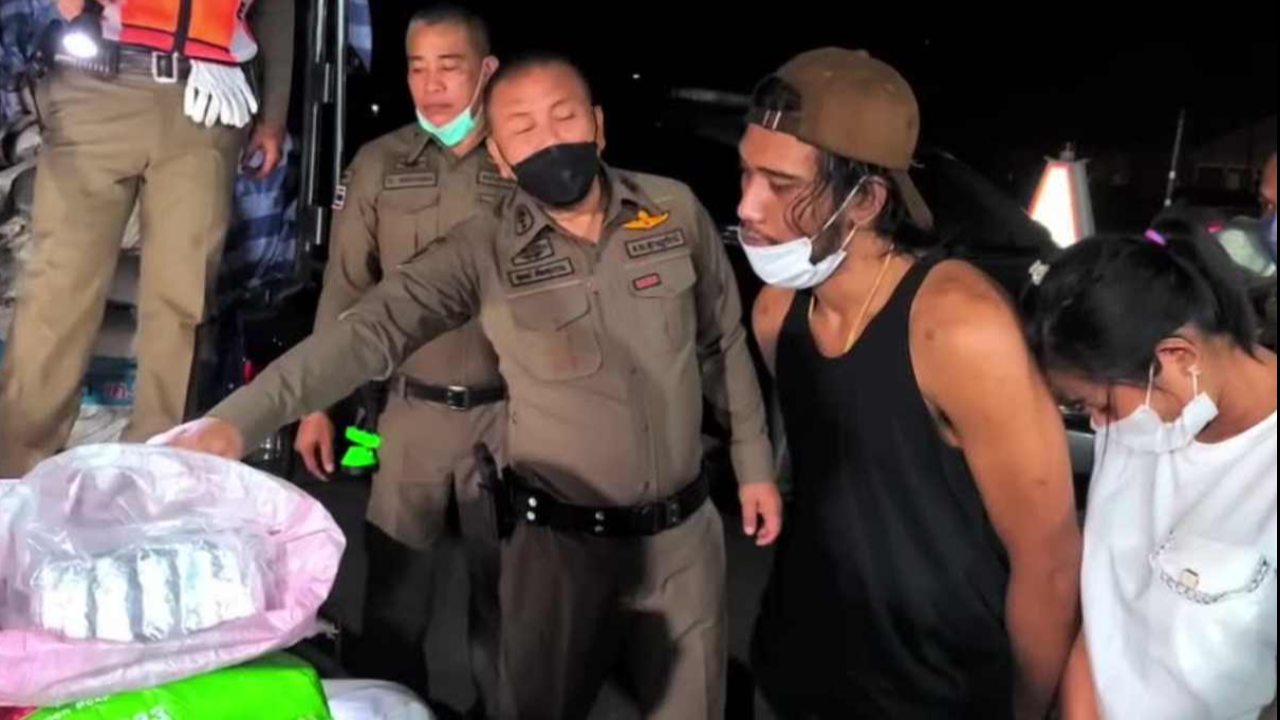 รวบผัวเมียขนยาบ้า 7 แสนเม็ดซุกมากับขี้ไก่ ตกใจรีบส่งให้ ตร. 2 ถุง