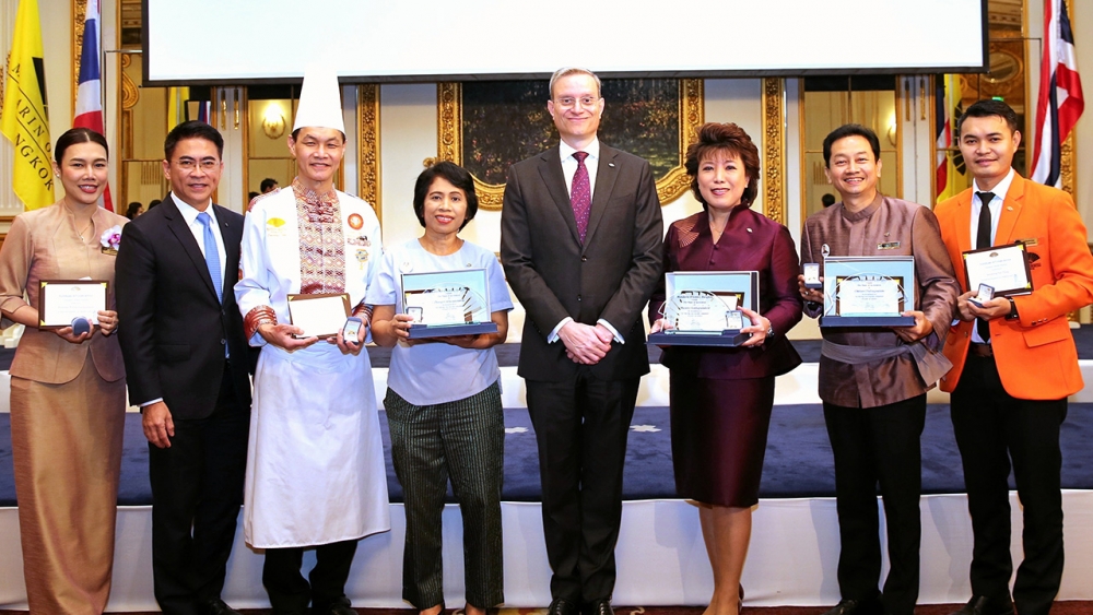 โรงแรมแมนดาริน โอเรียนเต็ล ฉลองครบรอบ 146 ปี มอบรางวัลอายุงานให้พนักงาน