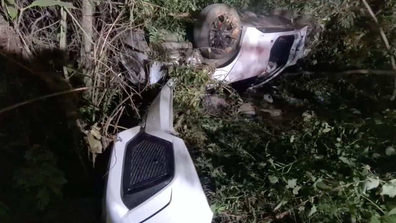 สาวอุบลฯ ขับเก๋งเสียหลักชนท่อระบายน้ำ พลิกคว่ำเครื่องยนต์กระเด็นเจ็บสาหัส 