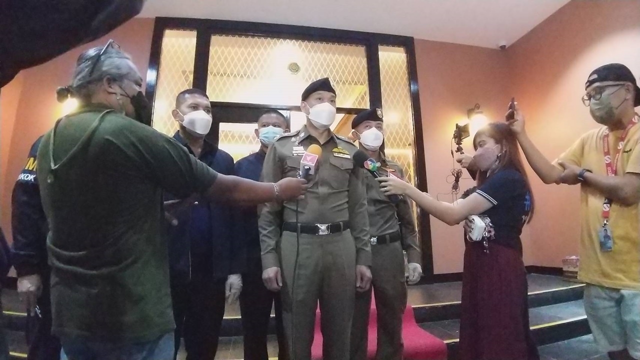 ตำรวจนครบาลระดมกำลังบุกจับผับหรูย่านเจริญราษฎร์ ได้ทั้งคน-ยาเสพติดอื้อ