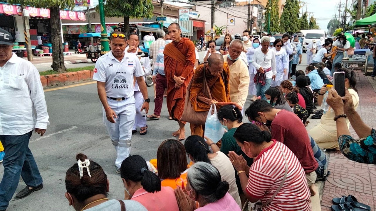 สาธุชนเมืองคอน รอต้อนรับ "หลวงตาบุญชื่น" ไม่พลาดส่อง "เลขทะเบียนรถ" ทีมงาน ไปลุ้นโชค