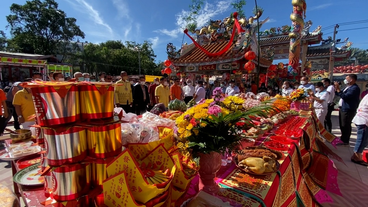 ชาวบ้านร่วมพิธี บวงสรวงศาลเจ้า ไม่พลาดส่อง "เลขเด็ด" หางประทัด ลุ้นรวยงวด 1/11/65