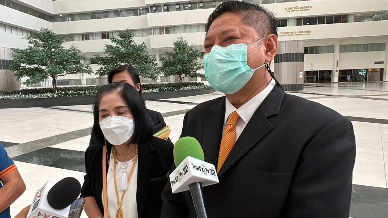 หญิงไก่ตามทนายโป้ง มาศาลคดีสุรชัย ผู้เป็นสามีเป็นโจทก์หวังเจอหน้า