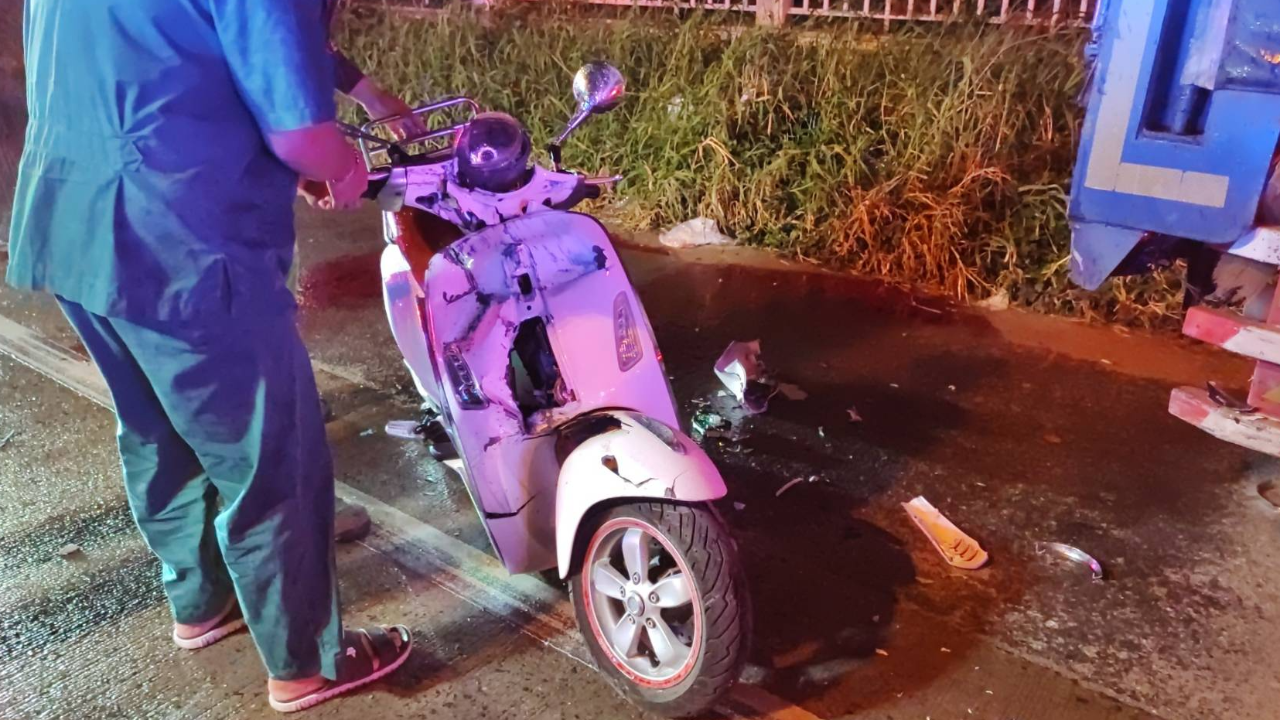 3 นศ.ขับเวสป้ากลับหอพัก พุ่งเสยท้ายสิบล้อจอดข้างทาง ตาย 2 เจ็บ 1