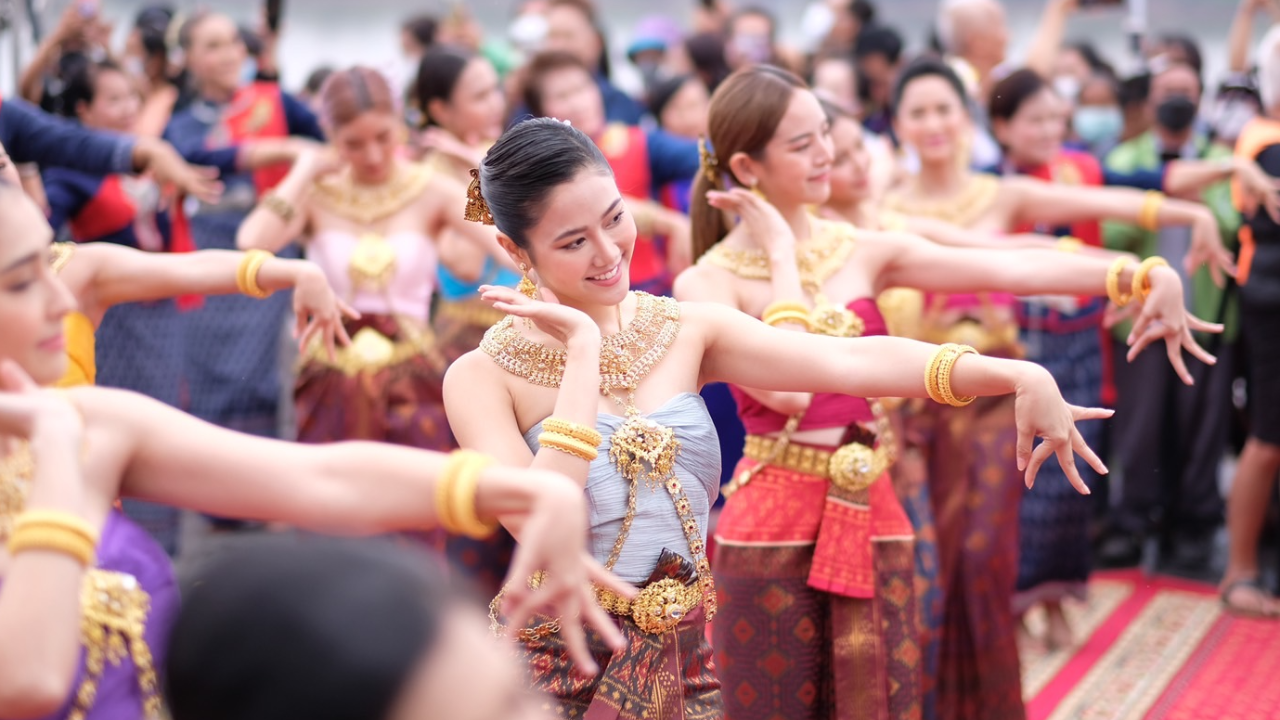 นางเอกสาว เล่าเหตุการณ์ขนลุก ขณะรำบวงสรวง โตโน่ ว่ายข้ามโขง