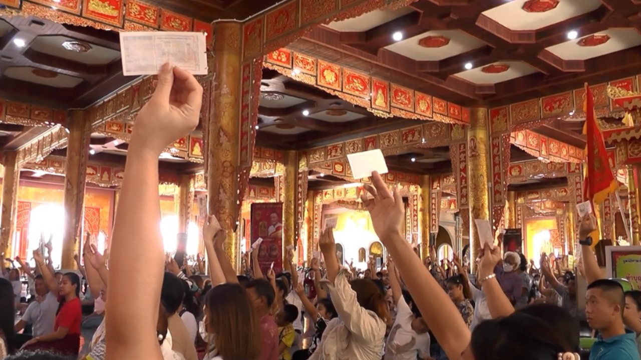 คอหวยแห่ไหว้ "ศาลเจ้าพ่อนาคราช" ไม่ผิดหวังได้ "เลขเด็ด" แถมลอตเตอรี่ฟรี ไปลุ้นโชค