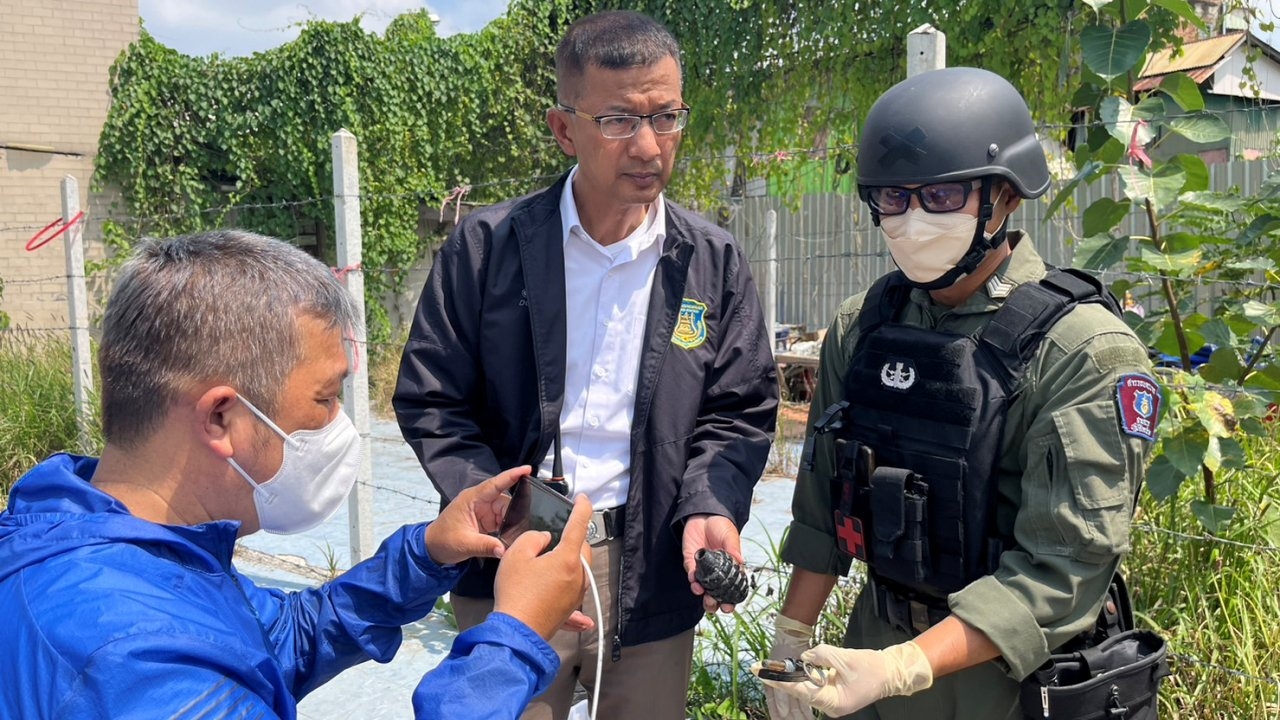 ตำรวจชุดอีโอดีรุดเก็บกู้ระเบิดน้อยหน่าใช้ไม่ได้ ในบ้านร้างย่านตรอกสาเก