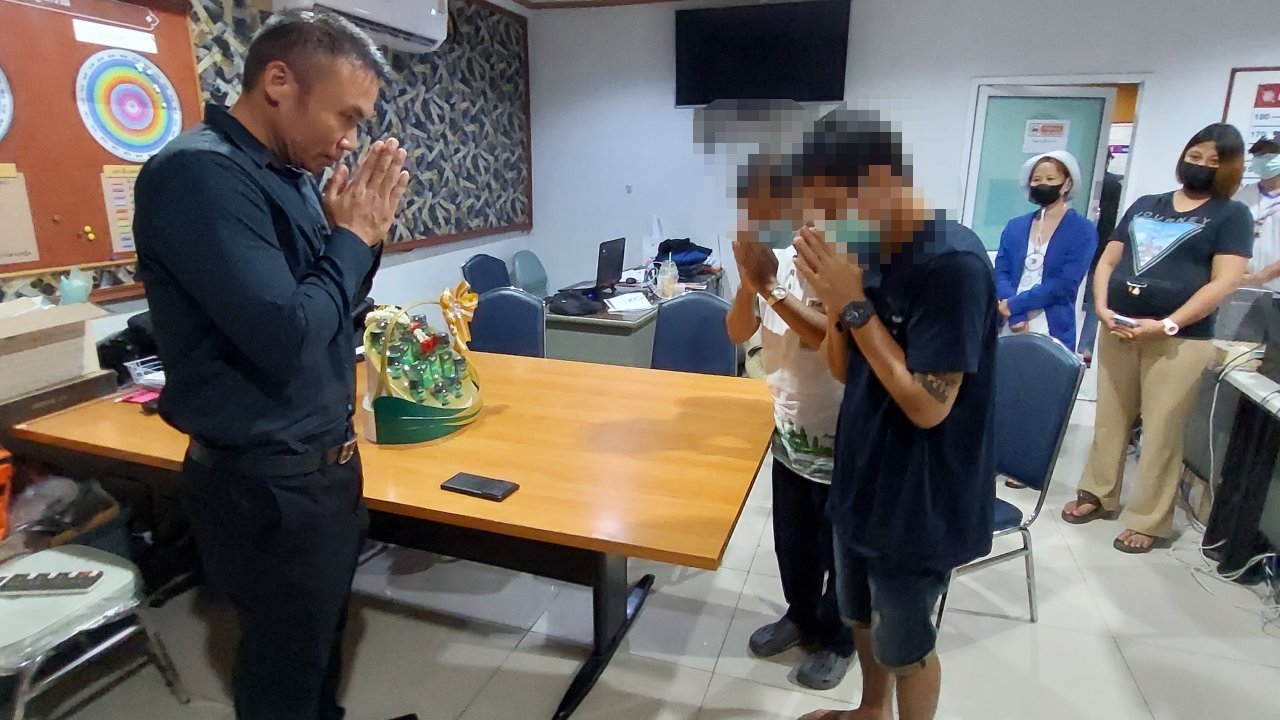 หนุ่มกระบะไหว้สวยหอบกระเช้าขอโทษ รอง ผกก.สืบสวน พระประแดงที่ ขับปาดหน้า