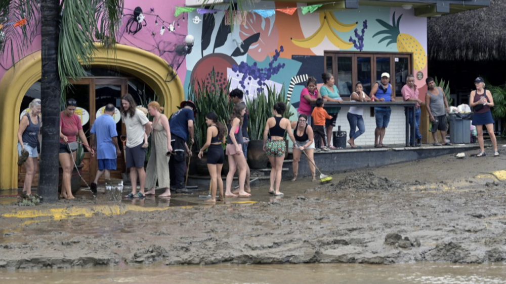 เม็กซิโกอ่วม เฮอริเคน "รอสลิน" พัดขึ้นฝั่งทำฝนตกหนักลมแรง ดับอย่างน้อย 2 ศพ