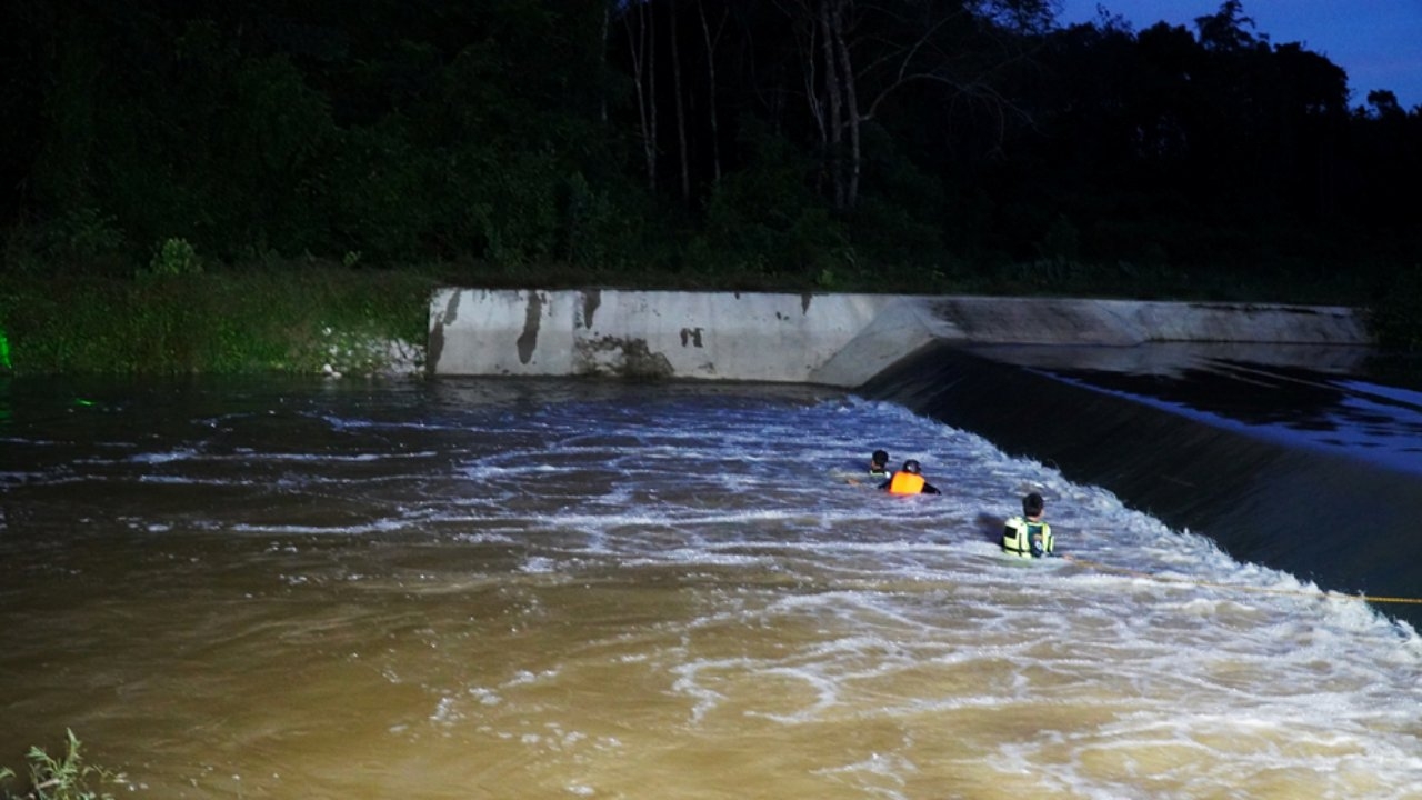 พ่อแม่โดดช่วยลูก 2 คนที่จมน้ำในฝายที่พัทลุง แต่กลับต้องเสียชีวิตทั้งคู่