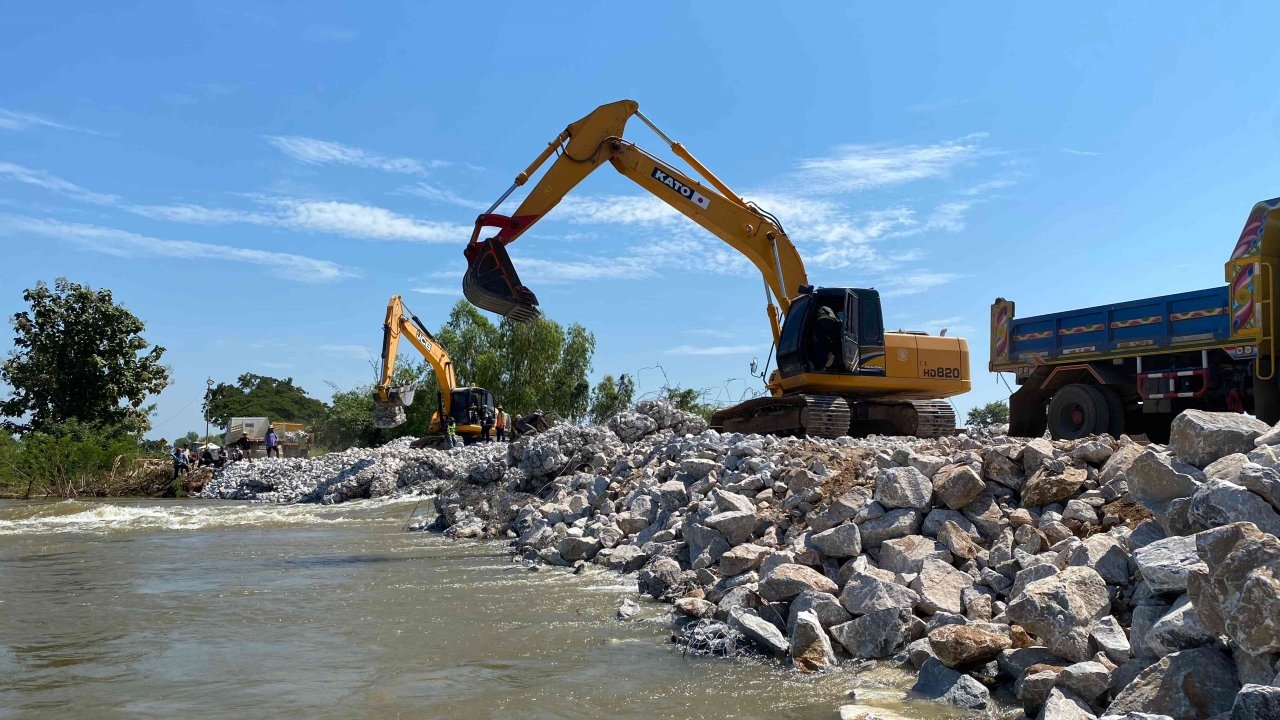 รองอธิบดีกรมชลฯ มั่นใจอุดพนังกั้นน้ำชีขาดกาฬสินธุ์ จะเสร็จในวันนี้แน่นอน