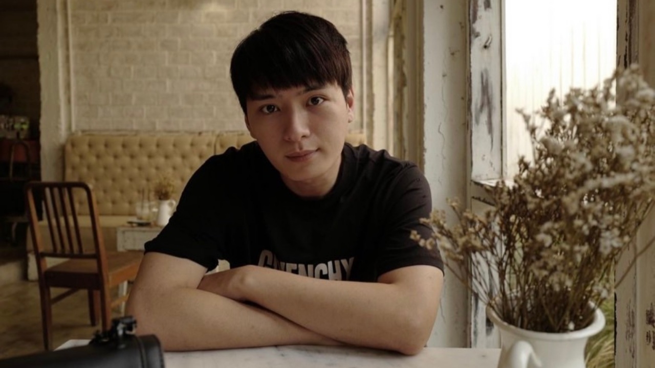 คริส พีรวัส ป่วยกระจกตาอักเสบ นอนไม่ได้มา 7 วัน ต้องรักษาตลอดชีวิต