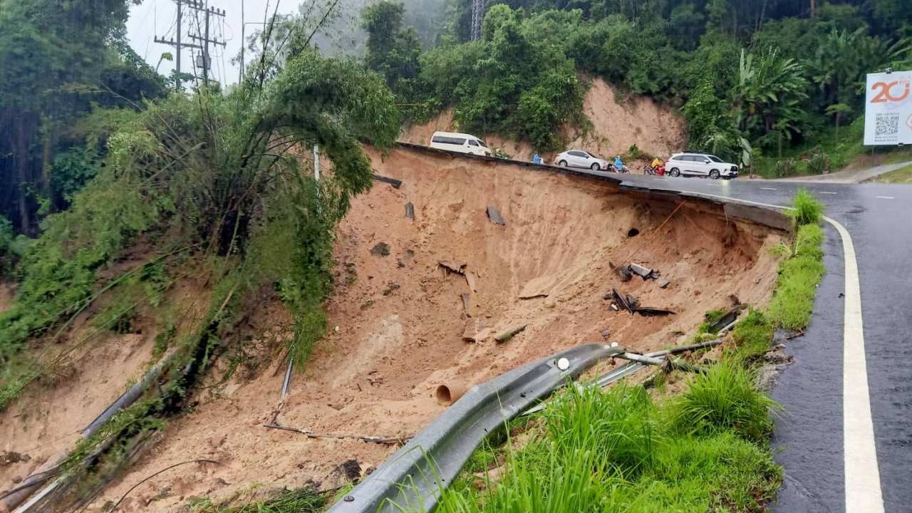 เปิดเทอมวันแรก นักเรียนแบกกระเป๋าขึ้นลงเขาป่าตอง หลังฝนตกดินถล่มถนนทรุด