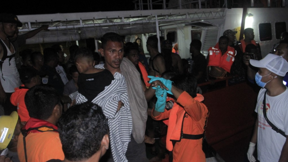 ระทึก ไฟไหม้เรือโดยสารอินโดฯ กว่า 200 คนหนีตายกระโดดลงน้ำ ดับ 14 ศพ 