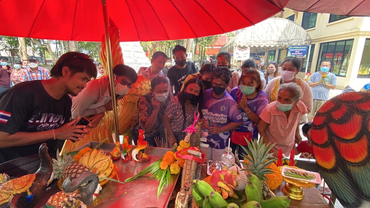 แห่ไหว้บูชา เศียรพญานาคโผล่พ้นน้ำ จุดธูปขอ "เลขเด็ด" ได้สมใจ