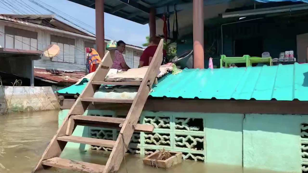 สิงห์บุรีริมฝั่งเจ้าพระยาน้ำเริ่มลด ชาวบ้านเริ่มทยอยขัดพื้นทำความสะอาด